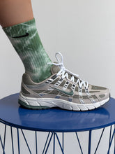 Load image into Gallery viewer, NIKE CRACKLE PINE GREEN
